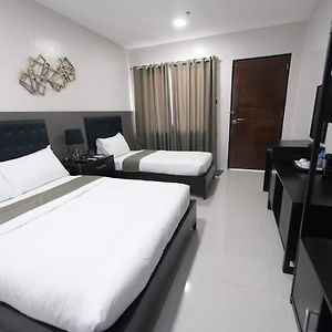 Bumble V Hotel Olongapo Exterior photo