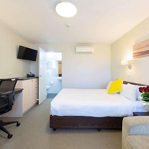 Hotel Ibis Styles Canberra Tall Trees Exterior photo