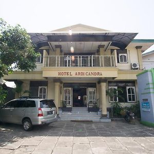 Hôtel Reddoorz Syariah @ Jalan Gajah Mada à Jembel Exterior photo