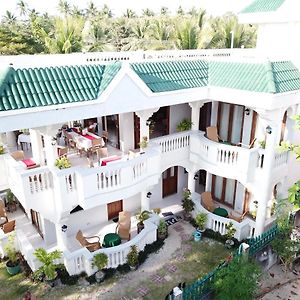 Hotel The Beach House Carabao Island à San Jose  Exterior photo