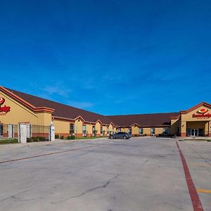 Econo Lodge Inn & Suites Bridgeport Exterior photo