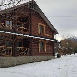 Hotel Budinok Hudojnika Shipit à Pilipets Exterior photo