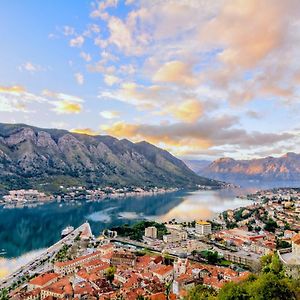 Old Town Homestel Kotor Exterior photo