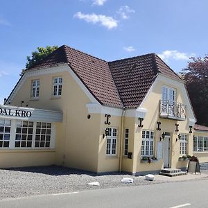 Hotel Skovdal Kro à Jelling Exterior photo