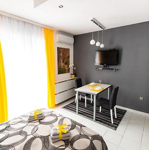 Appartement Black & Yellow Centrally Located Studio à Novi Sad Exterior photo