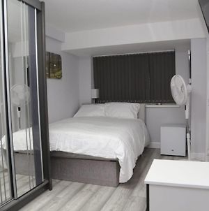 A A Guest Rooms Nightingale Chalet Londres Exterior photo