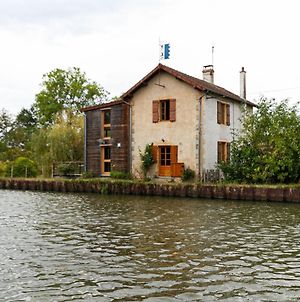 Charming Cottage In Bourg Le Comte Near Lake Exterior photo