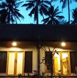 Jungle House - Surf & Stay Pulukan Exterior photo