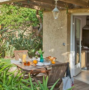 minivilla lilas indépendante à Calvi avec jardin et piscine jardin et bbq Exterior photo