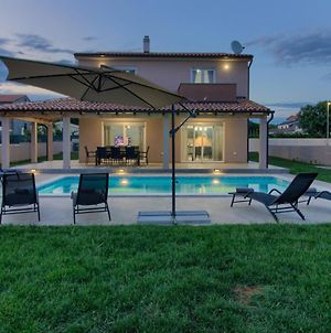 Charming Villa Enjoy With Private Pool In Pula Exterior photo