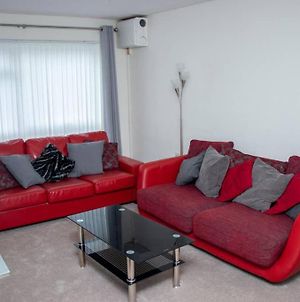 Comfy;Poundhill;Crawley Apartment Near Gatwick And London Exterior photo