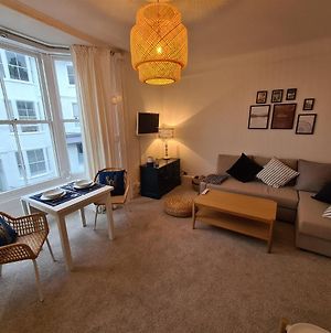 Centrally Located, Comfortable Apartment Near Station, Beach And North Laines Hove Exterior photo