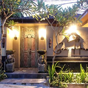 Sari House Ubud - Balinese Style Homestay Exterior photo