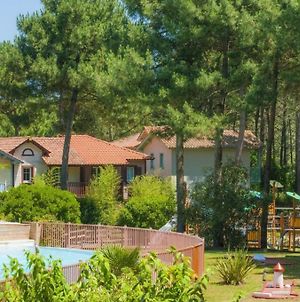 Villa Petite maisonnette mitoyenne, jardin avec terrasse vue pins et golf, au milieu de la pinède, piscine chauffée à Lacanau Exterior photo