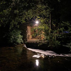 La chapelle moulin traversée par l'eau jacuzzi piscine classé 5 étoiles Bourg-Argental Exterior photo