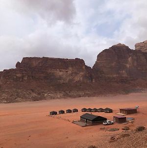 Hôtel Star Walk Camp & Tours à Wadi Rum Exterior photo