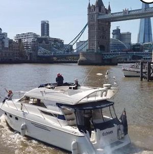 Yacht -Central London St Kats Dock Tower Bridge Exterior photo