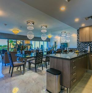 Appartement Luxurious Beach Retreat With Best Views! à Palm Beach Exterior photo