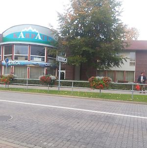 Hôtel Viesu Nams Karpati à Ventspils Exterior photo