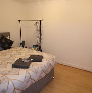 Appartement Large Studio Flat With Separate Kitchen - Dartford Town Centre Exterior photo
