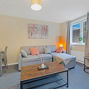 Modern & Spacious 2 Bedroom Serviced Apartment Next To Lochend Park - Private Underground Parking & Lift Available - Close To Edinburgh City Centre - Sleeps Up To 6 Guests Exterior photo