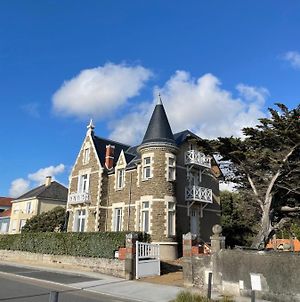 Appartement rénové dans villa d'exception face à la mer Saint-Michel-Chef-Chef Exterior photo