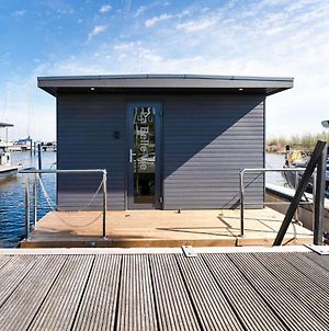 Hôtel Beautiful Houseboat In Marina Of Volendam With Shared Pool Exterior photo