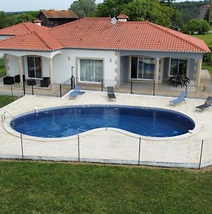 Villa avec piscine privée Varè Exterior photo