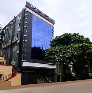 Hôtel Oyo Townhouse 180 Jayanagar à Bangalore Exterior photo