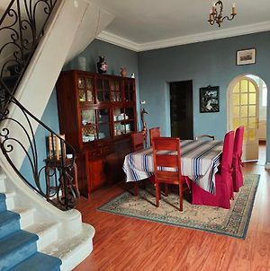 Chambre rouge dans une très belle demeure du 16ème à Saumur comprenant cuisine équipée Exterior photo