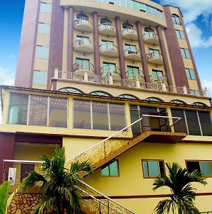 Felicia Hotel Yaoundé Exterior photo