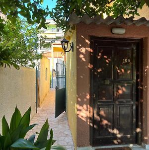 Cosy Guesthouse-Souterrain With Garden In City Centre Corinthe Exterior photo