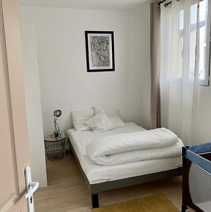 Appartement Agréable maison avec parking gratuit sur place. à Saint-Denis  Exterior photo
