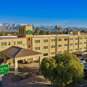 La Quinta Inn & Suites By Wyndham Tucson - Reid Park Exterior photo