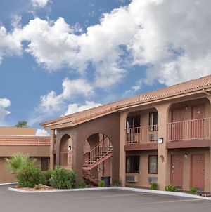 Howard Johnson Inn And Suites Saint George Hwy I-15 Exit 6 Exterior photo