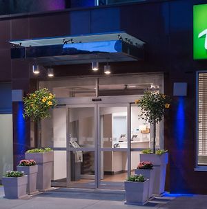 Holiday Inn Express - Times Square, An Ihg Hotel New York Exterior photo