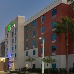 Holiday Inn Express & Suites Ft. Lauderdale Airport/Cruise Fort Lauderdale Exterior photo