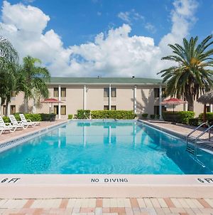 Travelodge By Wyndham Fort Myers Exterior photo