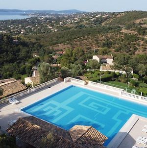 Appartement Les ISSAMBRES appart grande terrasse superbe vue mer et golf de saint Tropez, piscine à Roquebrune-sur Argens Exterior photo