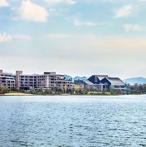 Hilton Ningbo Dongqian Lake Resort Exterior photo