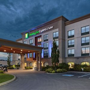 Holiday Inn Express & Suites Belleville Exterior photo