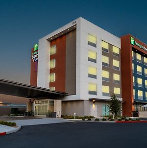 Holiday Inn Express & Suites Las Vegas - E Tropicana Exterior photo