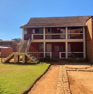 Chambre d'hôtes du lycée Picot de Clorivière dont les Revenues financent l'éducation des élèves Antsirabe Exterior photo