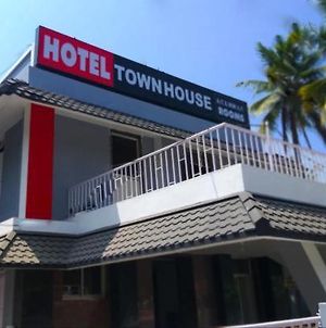 Hotel Sunday - Townhouse Club Airport Trivandrum Thiruvananthapuram Exterior photo