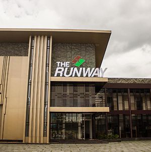 The Runway Hotel Kochi Exterior photo