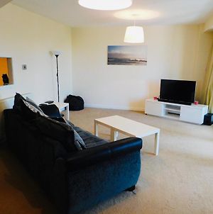 Modern 2 Bed Apartment Close To Gla Airport & M8 Paisley Exterior photo