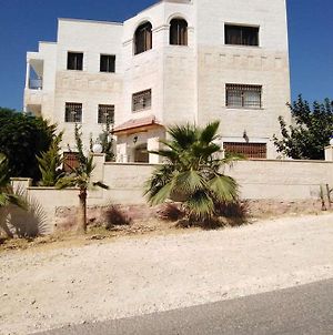 Appartement Madba - Almamonia - Doria Alshrta ٠٧٨٨٣٧٧٦١٨ à Madaba Exterior photo