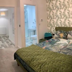 Peterborough City Center Two Bed Apartment With Free Private Parking Exterior photo