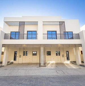 Luxury 3 Bedroom Villa # 64 With Beach And Pool Access Fujaïrah Exterior photo
