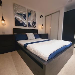 Modern 1 Bedroom Apartment Near Heathrow Airport London Hounslow Exterior photo
